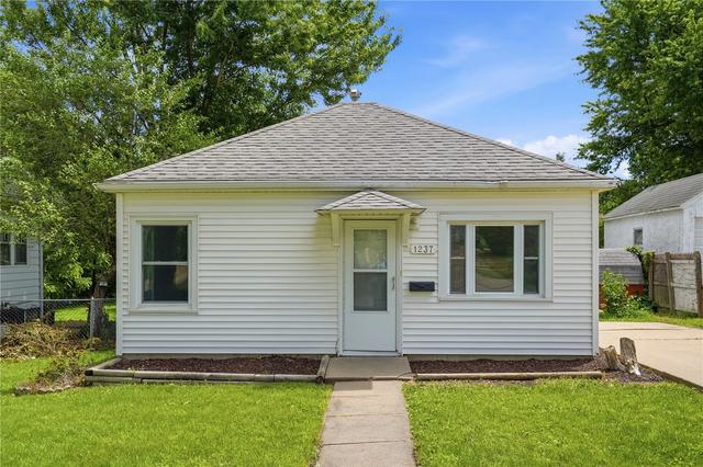 1237 Lincoln Dr, Marion, IA 52302