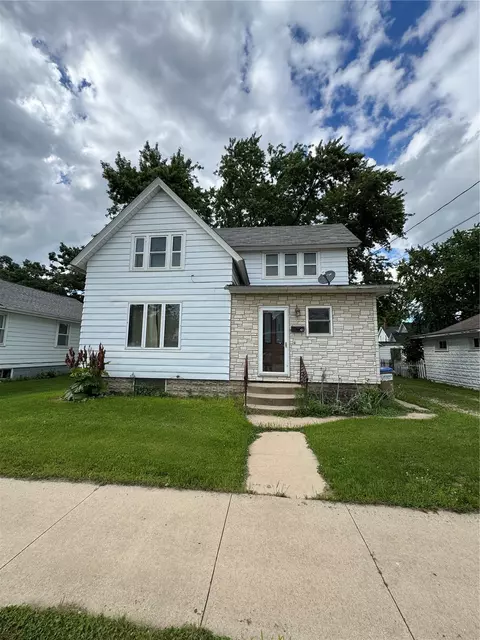 164 E Liberty St, Manchester, IA 52057