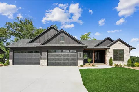 3057 Dell Ridge Ln, Hiawatha, IA 52233