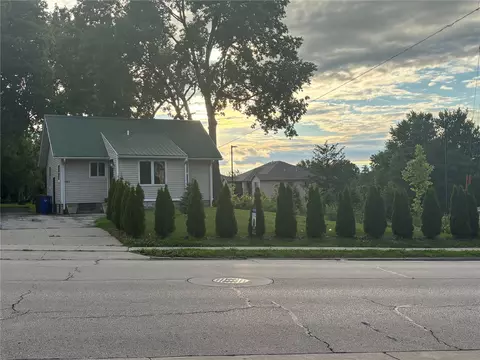 2963 Oakland Rd NE, Cedar Rapids, IA 52402