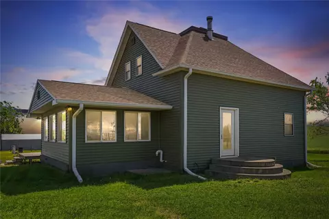 7188 28th Ave, Newhall, IA 52315