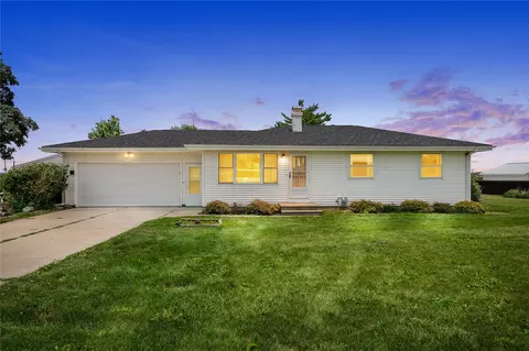 7800 Wieneke Cir, Cedar Rapids, IA 52404
