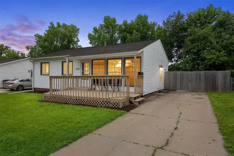 1224 18th St NW, Cedar Rapids, IA 52405