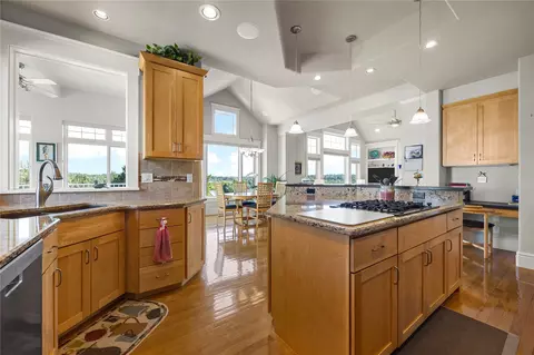 Kitchen - 6706 Cedar View Ct NE, Cedar Rapids, IA 52411 photo 6 of 7