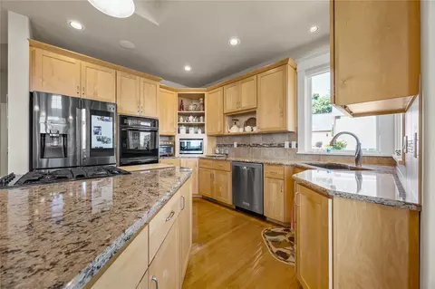 Kitchen - 6706 Cedar View Ct NE, Cedar Rapids, IA 52411 photo 5 of 7