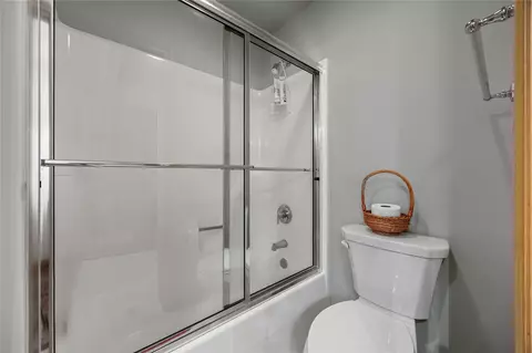 Bath - 6706 Cedar View Ct NE, Cedar Rapids, IA 52411 photo 4 of 5