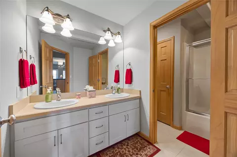 Bath - 6706 Cedar View Ct NE, Cedar Rapids, IA 52411 photo 3 of 5