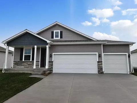 2881 Prairielight Dr, Hiawatha, IA 52233