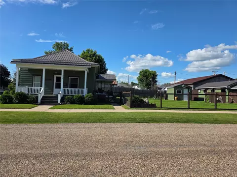 602 10th St, Belle Plaine, IA 52208