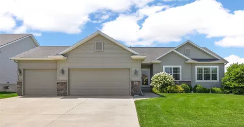 2405 Bridlewood Ct, Marion, IA 52302