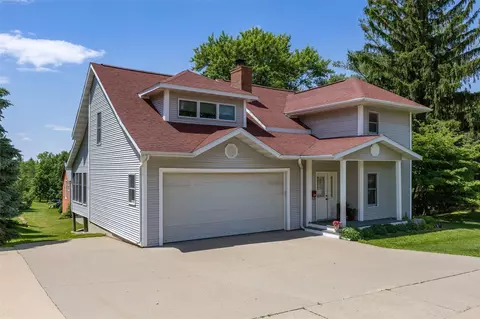 215 10th Ave SW, Mount Vernon, IA 52314