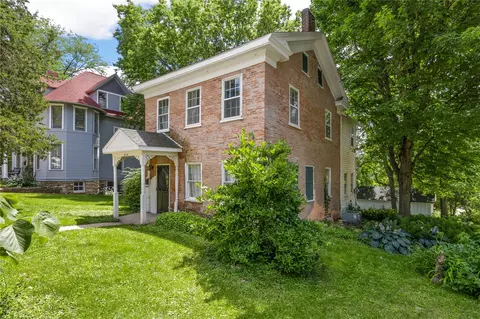 214 2nd St SE, Mount Vernon, IA 52314