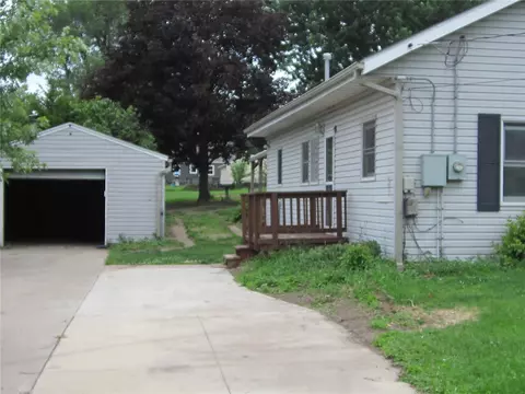 2402 Fruitland Blvd SW, Cedar Rapids, IA 52404