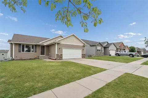 5313 Ruhd St SW, Cedar Rapids, IA 52404
