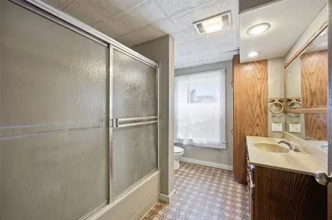 Bath - 401 E 4th St, Tipton, IA 52772 photo 2 of 2