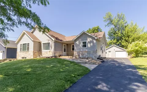 1230 Belmont Pkwy NW, Cedar Rapids, IA 52405