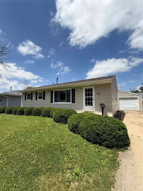 102 27th Ave Dr SW, Cedar Rapids, IA 52404