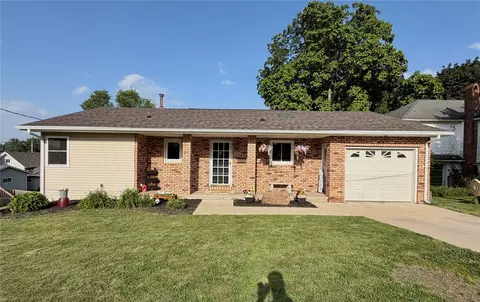 303 S Davis St, Anamosa, IA 52205