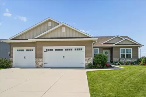 495 Dutch Dr, Robins, IA 52328