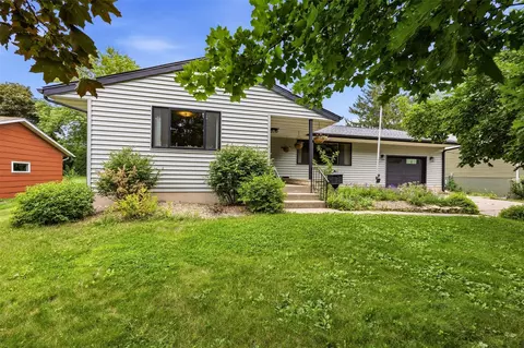 225 8th NW, Mount Vernon, IA 52314