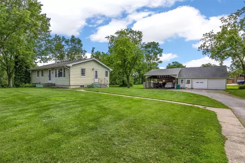 Exterior - 1311 Main St, Ely, IA 52227 photo 3 of 6