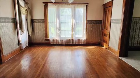 Living - 1114 2nd Ave, Vinton, IA 52349 photo 1 of 2