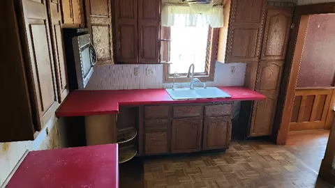 Kitchen - 1114 2nd Ave, Vinton, IA 52349 photo 2 of 2