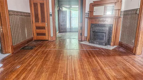 Living - 1114 2nd Ave, Vinton, IA 52349 photo 2 of 2