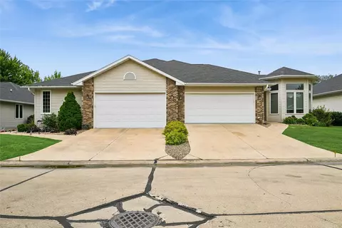 633 Tiffany Dr NE, Cedar Rapids, IA 52402