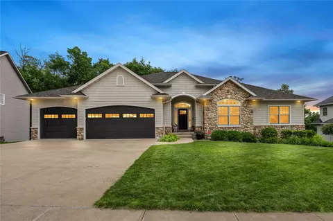 3030 Old Orchard Rd NE, Cedar Rapids, IA 52402
