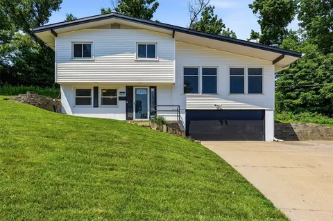 3207 Rosewood Ct NE, Cedar Rapids, IA 52402