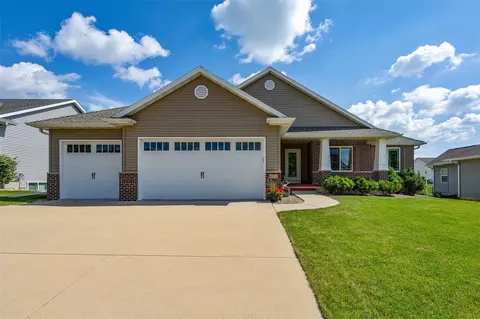 470 Oak Park Cir, Marion, IA 52302