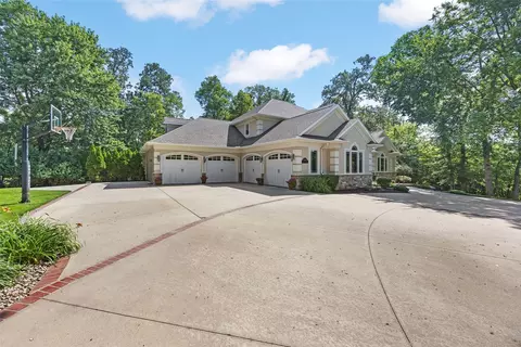 Exterior - 4640 Blarney Dr, Cedar Rapids, IA 52411 photo 3 of 11