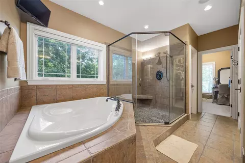 Bath - 4640 Blarney Dr, Cedar Rapids, IA 52411 photo 2 of 4