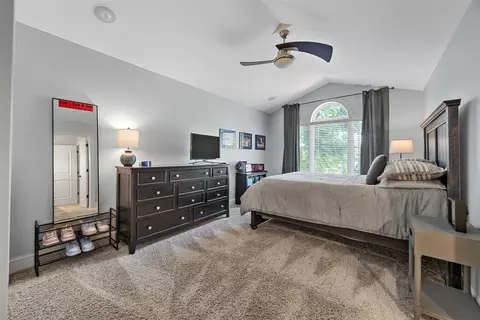 Bedroom - 4640 Blarney Dr, Cedar Rapids, IA 52411 photo 2 of 5