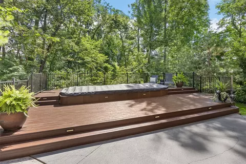 Exterior - 4640 Blarney Dr, Cedar Rapids, IA 52411 photo 7 of 11