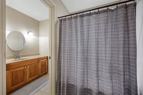Bath - 4640 Blarney Dr, Cedar Rapids, IA 52411 photo 3 of 4