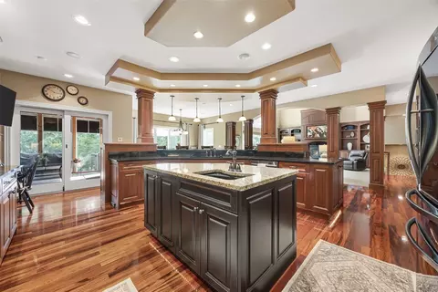 Kitchen - 4640 Blarney Dr, Cedar Rapids, IA 52411 photo 3 of 6