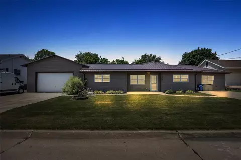 238 N 3rd Ave, Alburnett, IA 52202