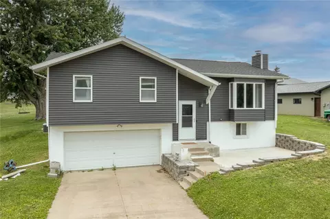 5005 Sunset Dr, Cedar Rapids, IA 52404