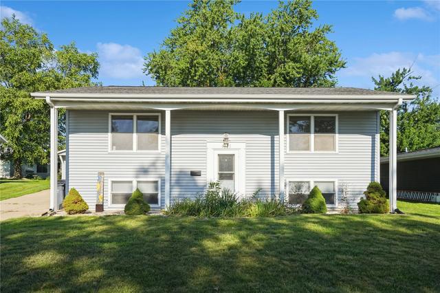 4225 Pineview Dr NE, Cedar Rapids, IA 52402