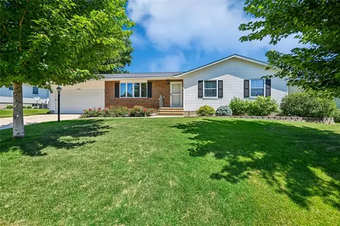 2201 Balsam Dr SW, Cedar Rapids, IA 52404