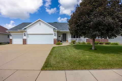 300 N 15th Ave, Hiawatha, IA 52233