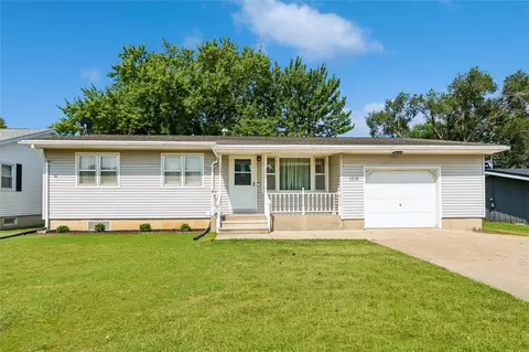 1216 N 2nd St, Manchester, IA 52057