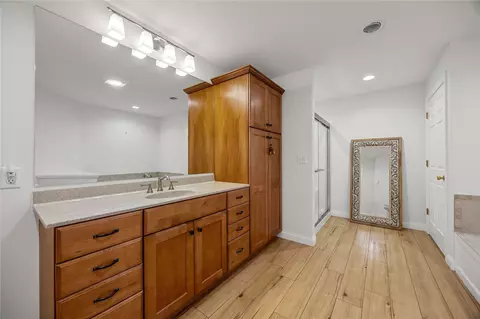 Bath - 4600 Deer View Rd, Cedar Rapids, IA 52411 photo 6 of 8