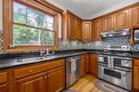 Kitchen - 4600 Deer View Rd, Cedar Rapids, IA 52411 photo 6 of 10