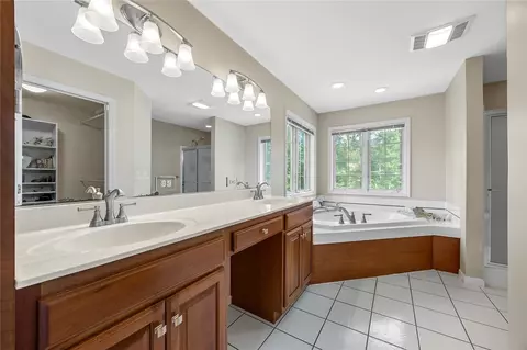 Bath - 4600 Deer View Rd, Cedar Rapids, IA 52411 photo 2 of 8