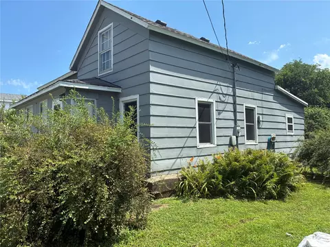 Exterior - 508 E 3rd St, Vinton, IA 52349 photo 5 of 8