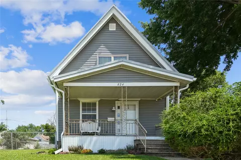 824 Center Pt Rd, Cedar Rapids, IA 52402