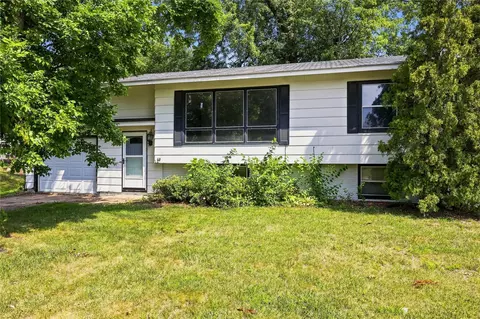 3618 Pine Wood Dr NE, Cedar Rapids, IA 52402
